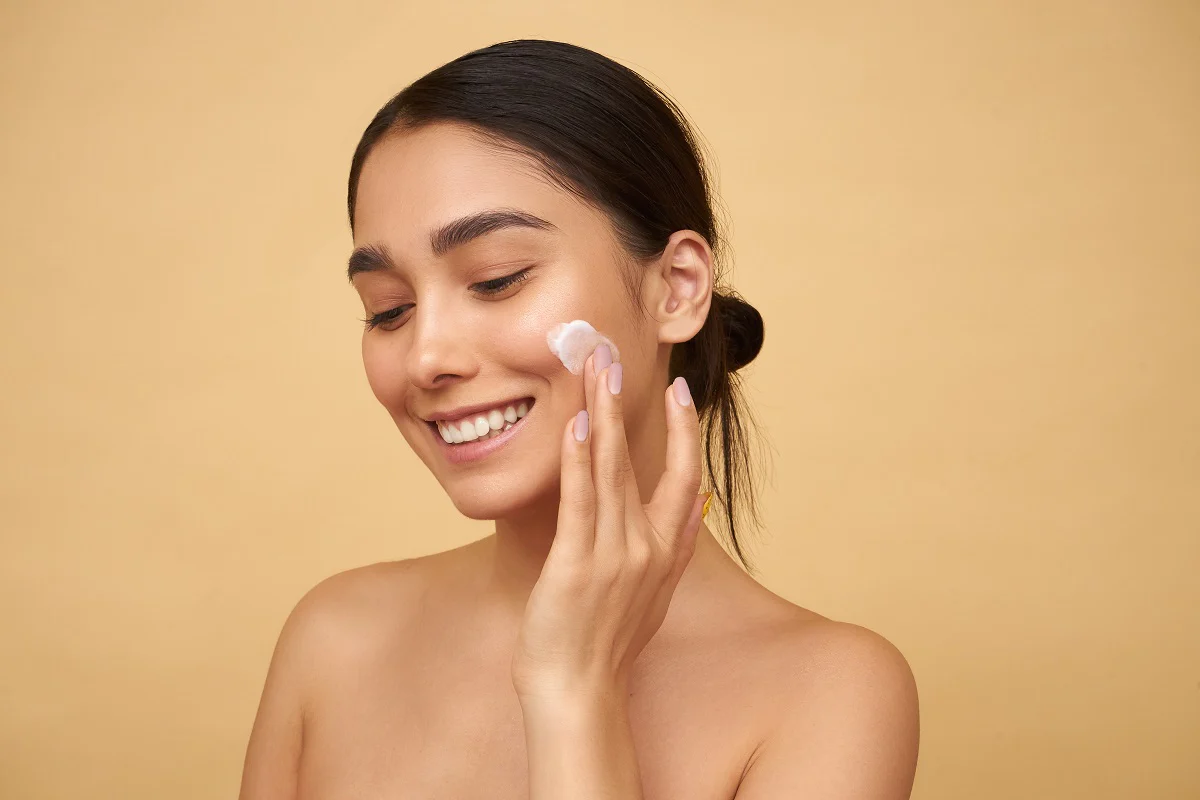 10 Tips Menjaga Kelembapan Kulit di Area Dagu