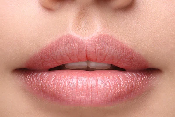 10 Cara Mencerahkan Bibir Secara Alami 10 Cara Mencerahkan Bibir Secara Alami