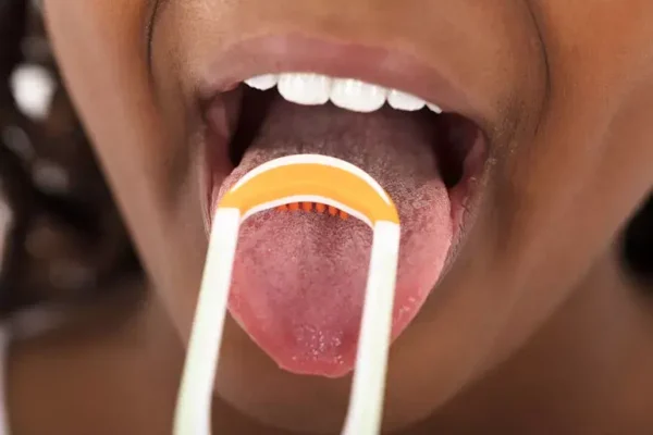 7 Tips Aman Menggunakan Pembersih Lidah 7 Tips Aman Menggunakan Pembersih Lidah