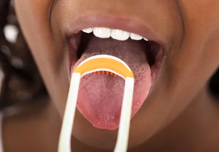 7 Tips Aman Menggunakan Pembersih Lidah