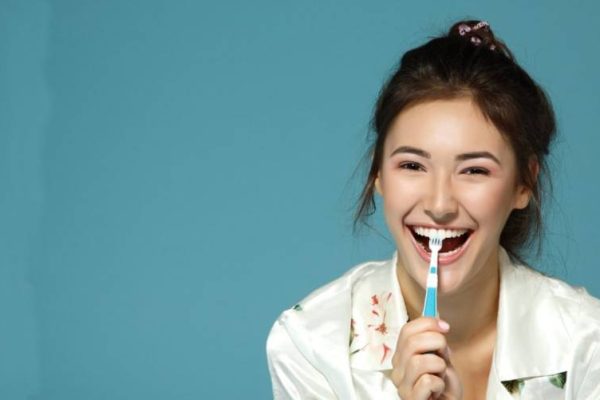 7 Kebiasaan Pagi yang Membantu Menjaga Kesehatan Gigi 7 Kebiasaan Pagi yang Membantu Menjaga Kesehatan Gigi